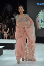 Model walk the ramp for Shantanu & Nikhil Show at Blender_s Pride Fashion Tour Day 2 on 4th Nov 2012 (14).JPG